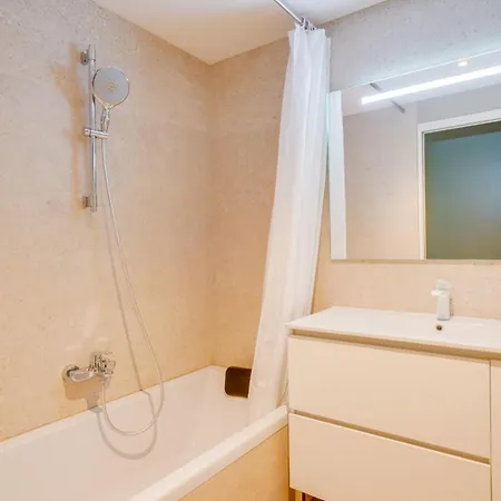 Szálloda Spacious Family With Swimming Pool 3*