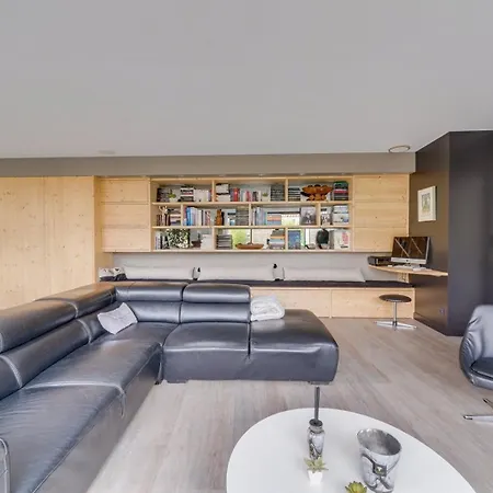 Szálloda Spacious Family With Swimming Pool