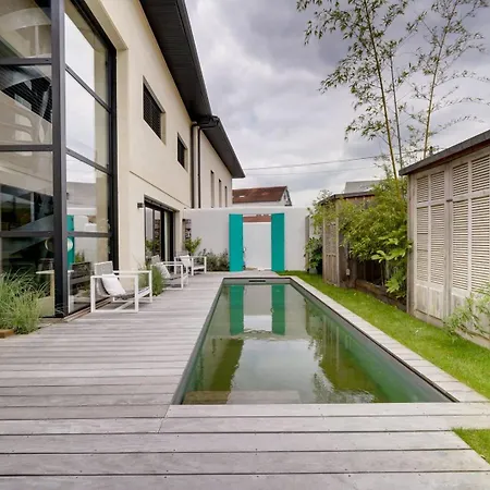 Szálloda Spacious Family With Swimming Pool Bordeaux